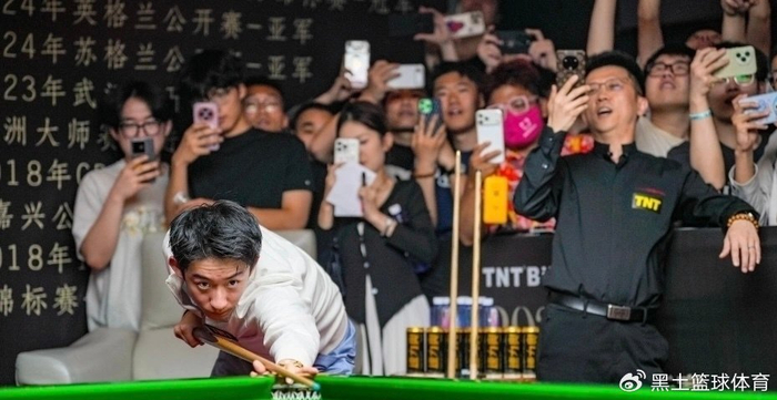 Kaiyun Sports-吴宜泽被迫营业！深夜与球迷合影面无笑容 现场主持大喊：别碰他 别说|斯诺克世锦赛|肖恩·墨菲|世锦赛|墨菲|兰州_新浪体育_新浪新闻